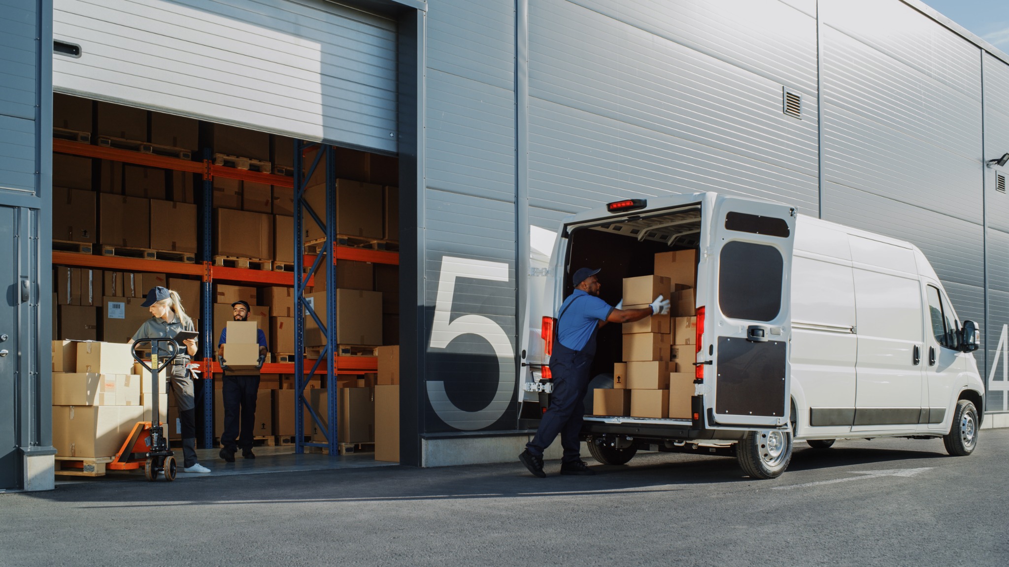 Beladung eines Transporters im Versand